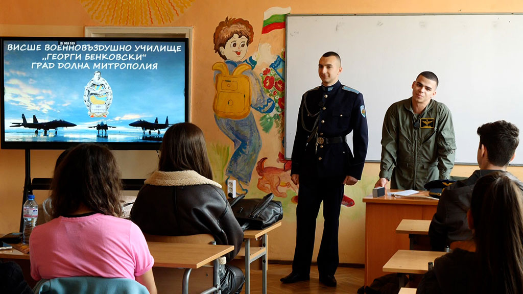Курсанти от ВВВУ на среща с ученици в Аксаково – представиха военното образование на зрелостниците