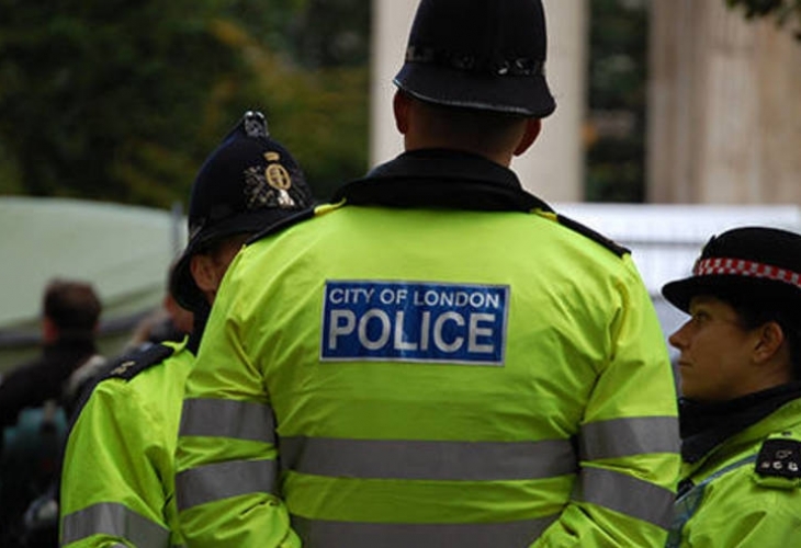 Лондонската полиция задържа въоръжен с нож мъж пред сградата на парламента