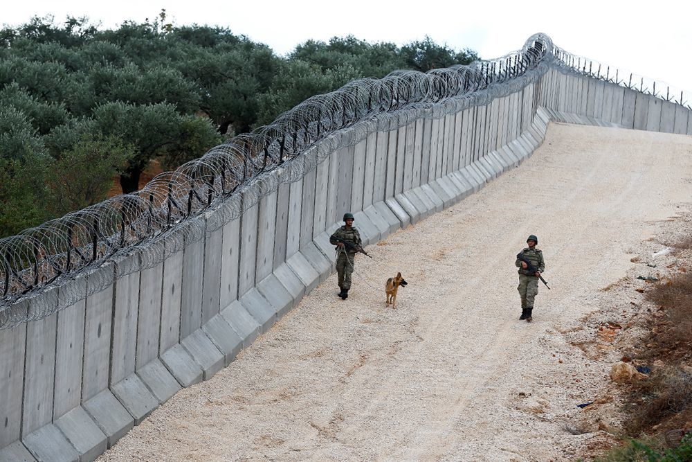 Турция ще завърши стената на границата със Сирия до пролетта на 2018 г.