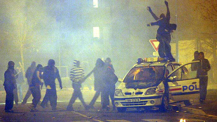 Париж в пламъци заради изнасилен от полицаи чернокож