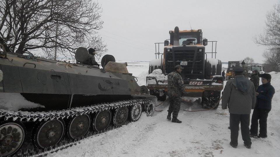 Специализирани екипи от Българската армия продължават да помагат на населението в тежките зимни условия (обновена)