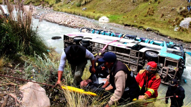 Най-малко 9 души загинаха при автобусна катастрофа в Перу