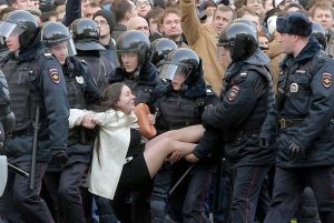 Зрелищен арест на привърженичка на Навални на протеста през март 2017 г. - armymedia.bg Зрелищен арест на привърженичка на Навални на протеста през март 2017 г.