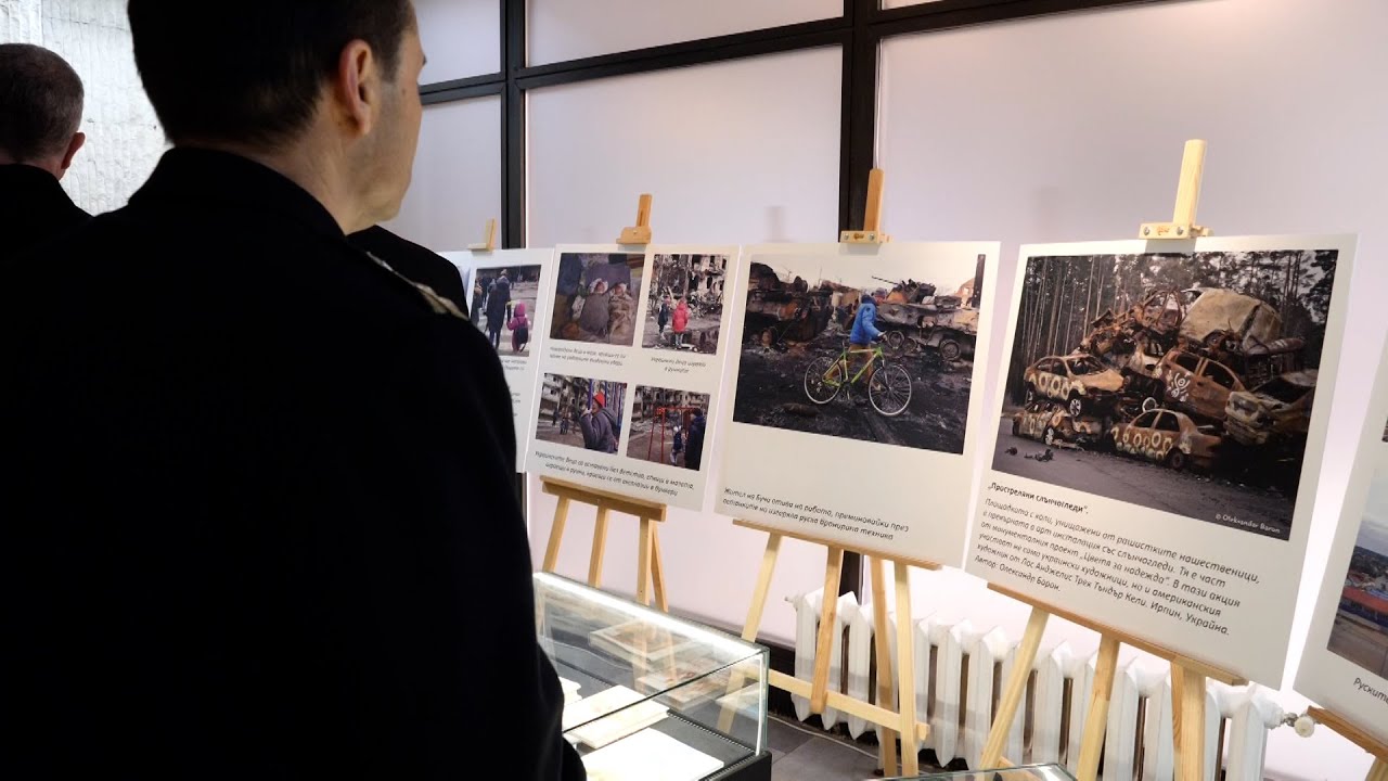 Изложба с фотографии и детски рисунки от войната в Украйна в регионалната библиотека във Варна