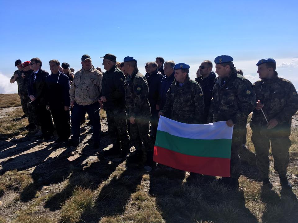 Министърът на отбраната, генерали и военнослужещи се поклониха пред паметта на героите от Каймакчалан