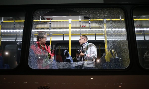 Трима журналисти бяха ранени при нападение над автoбус в Рио де Жанейро