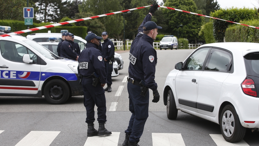 Нападението срещу джамия в Париж – властите задържаха мъжа, опитал се да прегази богомолци