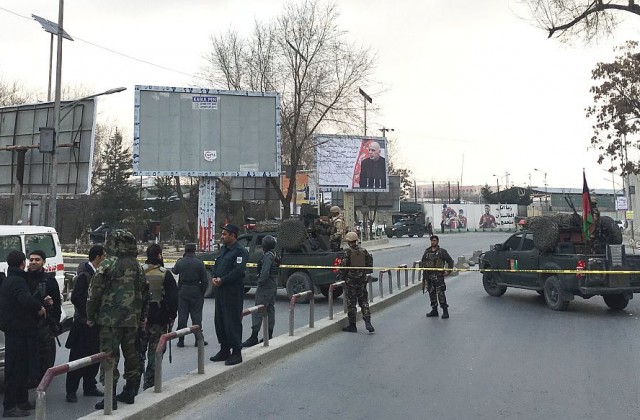 Бойци на ИДИЛ избиха десетки при нападение срещу военна болница в Кабул