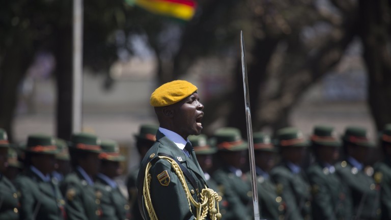 Военен преврат в Зимбабве –  президентът Робърт Мугабе е под домашен арест