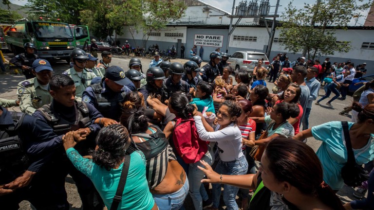 Затворнически бунт във Венецуела: Близо 70 души загинаха при пожар в арест