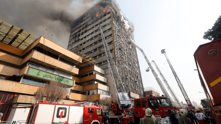 Десетки жертви при срутването на висока сграда в Техеран