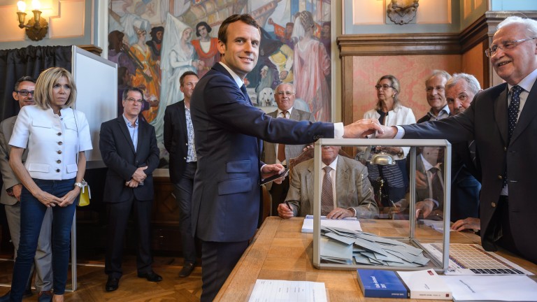 “Република, напред!“ победи убедително на парламентарните избори във Франция