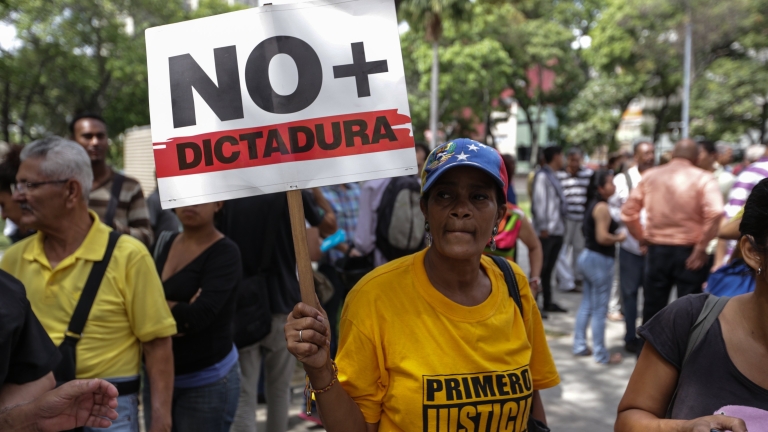 Венецуела на прага на гражданска война – 14 души загинаха при сблъсъци в изборния ден