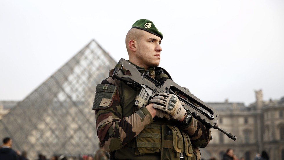 Осуетено нападение в Париж – войник простреля мъж с мачете в Лувъра
