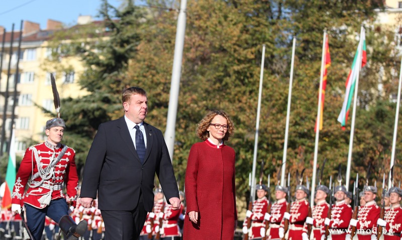 Посрещнаха с военни почести македонския военен министър –  подписани са два протокола за военно сътрудничество