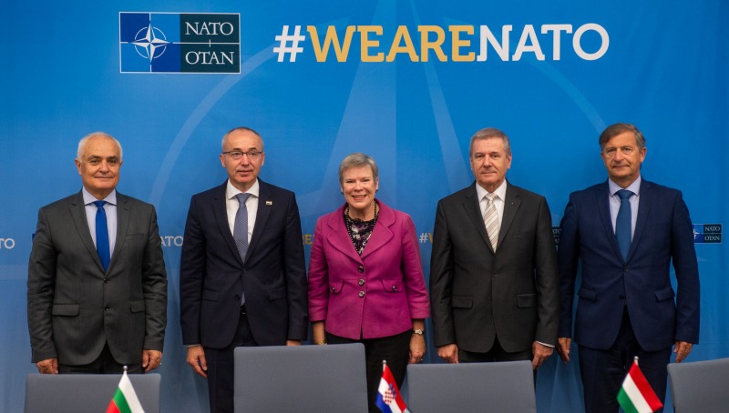 Емблематично споразумение за НАТО – заедно с три страни подготвяме авиацията си за спецоперации