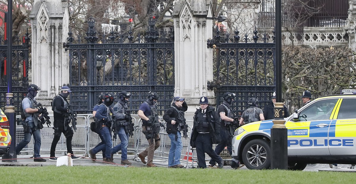 Лондон под обсада – стрелба пред сградата на парламента
