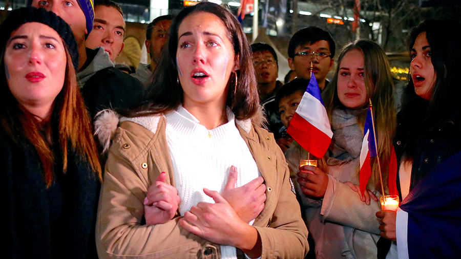 Members of the Australian French community mourn during a July 15 candlelight vigil in central Sydney to remember the victims of the Bastille Day truck attack in Nice, France. A truck loaded with weapons and hand grenades drove onto a sidewalk in Nice for more than a mile July 14, killing more than 80 people. (CNS photo/David Gray, Reuters) See POPE-NICE-ATTACK July 15, 2016. - armymedia.bg Members of the Australian French community mourn during a July 15 candlelight vigil in central Sydney to remember the victims of the Bastille Day truck attack in Nice, France. A truck loaded with weapons and hand grenades drove onto a sidewalk in Nice for more than a mile July 14, killing more than 80 people. (CNS photo/David Gray, Reuters) See POPE-NICE-ATTACK July 15, 2016.