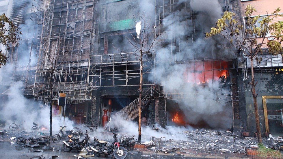 13 души загинаха при пожар в караоке бар в Ханой