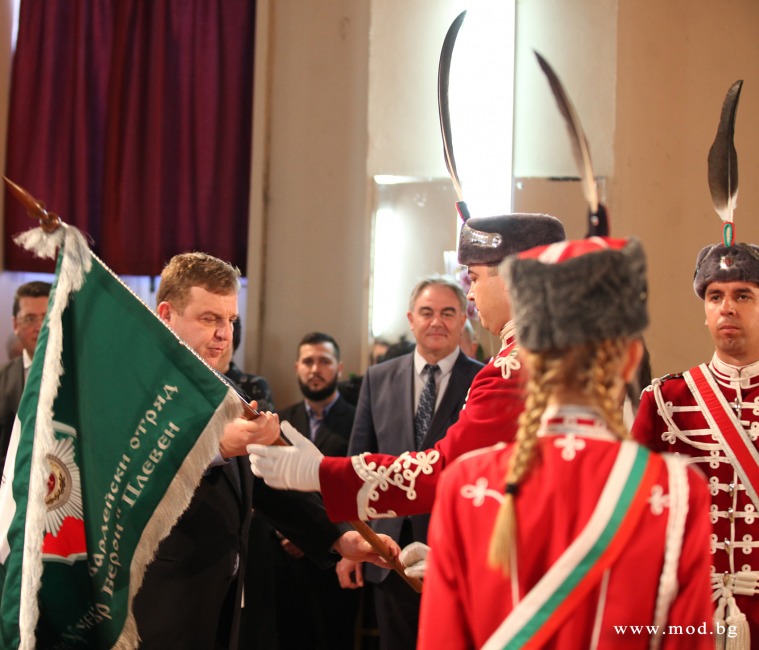 Министър Каракачанов участва в царски ритуал на Втория ученически гвардейски отряд в Плевен