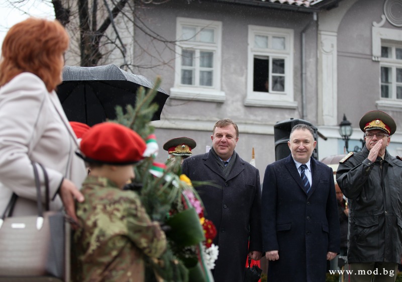 Министърът на отбраната Красимир Каракачанов участва във възпоменателния митинг-поклонение по повод 145-ата годишнина от гибелта на Васил Левски