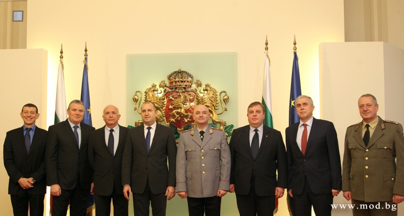 Президентът Румен Радев удостои с висше офицерско звание новия началник на ВМА проф. Мутафчийски