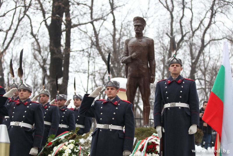 С взор към Скопие – паметник на полковник Дрангов озарява София