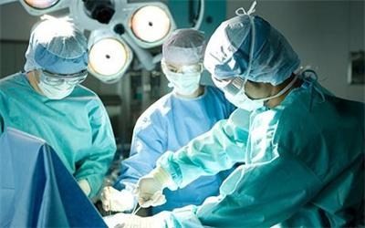 Рискова операция завърши с успех, хирурзи в САЩ отстраниха паразитни крайници на бебе