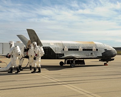 След 2-годишна космическа мисия американски разузнавателен самолет се върна на Земята