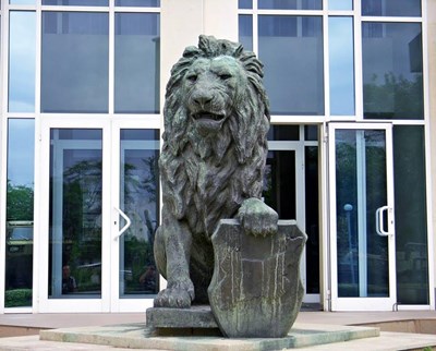 Лъвът от разрушения войнишки мемориал пред НДК отново на пост