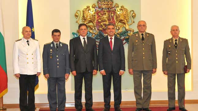 Президентът Плевнелиев удостои с висше офицерско звание трима военнослужещи