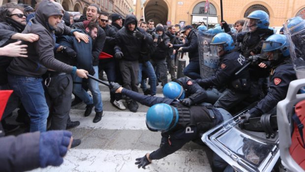Сблъсъци между антифашисти и полиция в Торино