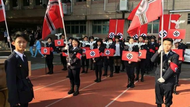 Тайвански ученици шокираха света – облякоха се като нацисти на коледен парад