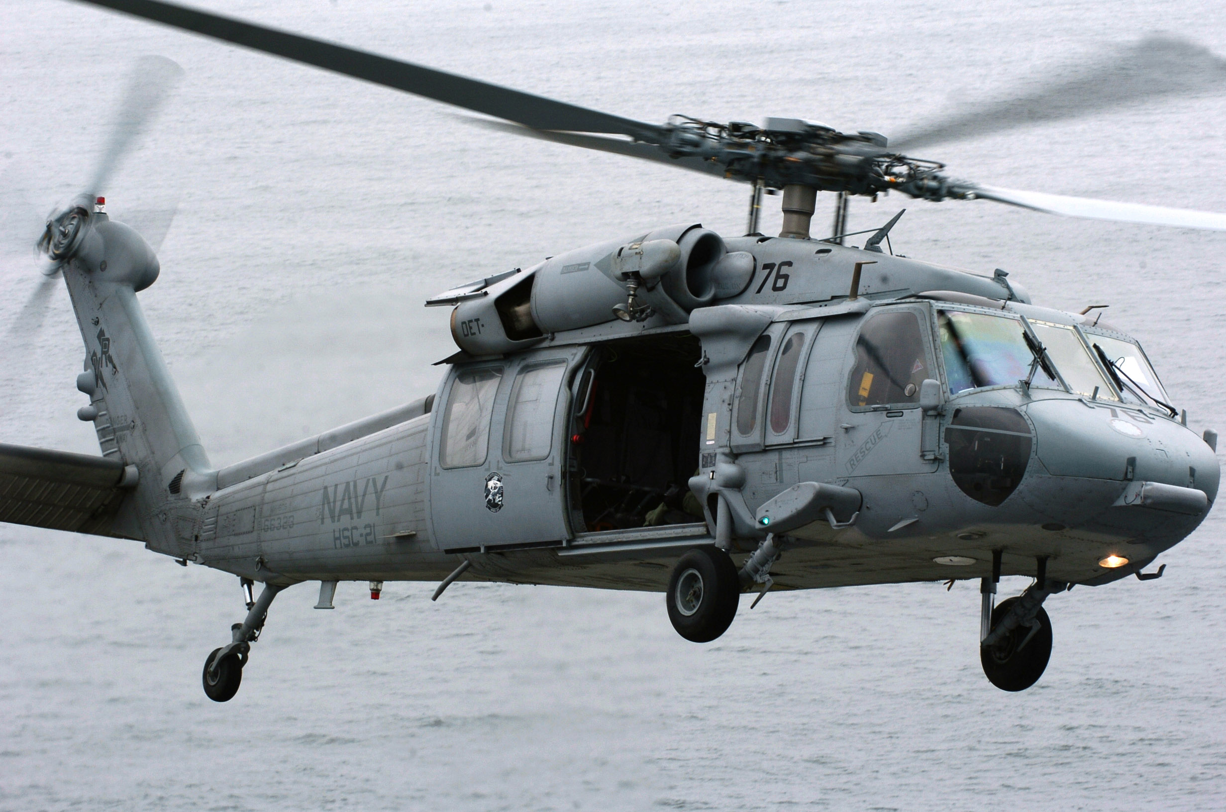Катастрофа с американски военен хеликоптер – „Сийхоук“ се разби на палубата на самолетоносач