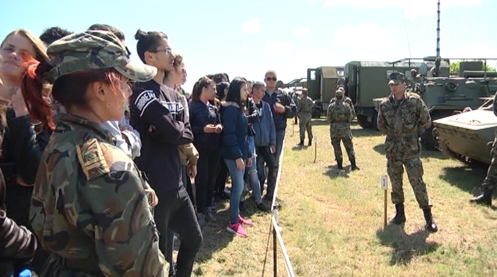 Ученици наблюдаваха бойна техника и стрелби в деня на отворени врати на НВУ „Васил Левски“