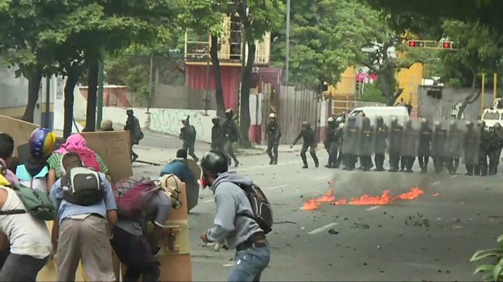 В навечерието на референдума сблъсъците във Венецуела продължават да взимат жертви