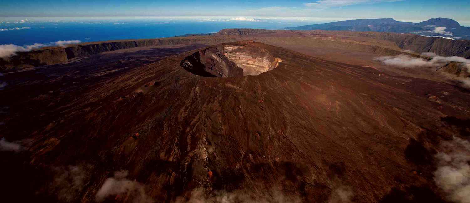 Изригна вулканът Питон де ла Фурнез на остров Реюнион