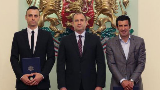 Димитър Бербатов и Луиш Фиго с почетен знак на президента