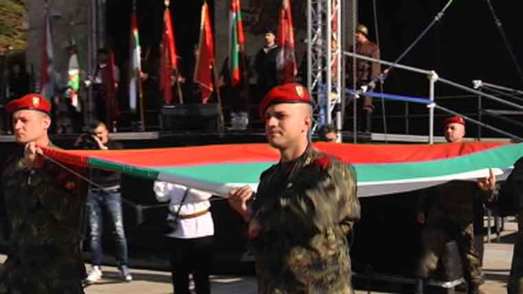 Преглед на военни униформи на българската армия и исторически възстановки за празника на Благоевград