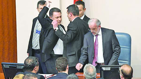 Парламентът в Скопие като бойно поле