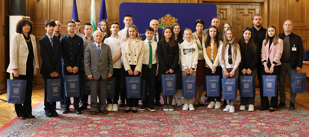 МО награди отличени ученици в Национален конкурс по повод 110 години Балкански войни