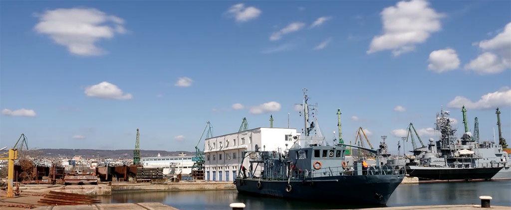 Катерът „Форос“ е вдигнат за докуване – започнаха ремонти на водолазния плавателен съд