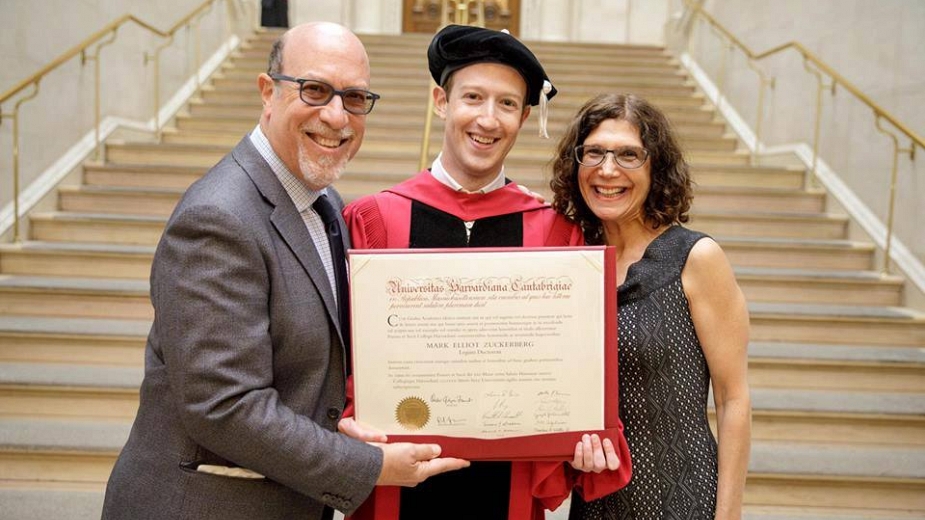 12 години по-късно – Марк Зукърбърг се върна в Харвард и се дипломира