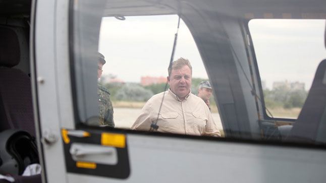 Министърът на отбраната Красимир Каракачанов летя с хеликоптер „Пантер“ от състава на ВМС