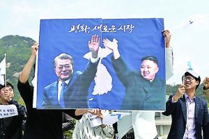 SEOUL, SOUTH KOREA - APRIL 26:  South Koreans hold up placards of South Korean President Moon Jae-In and North Korean leader Kim Jung-Un during a rally welcoming the planned Inter Korean Summit in front of Presidential Blue House on April 26, 2018 in Seoul, South Korea. The summit between South Korean President Moon Jae-in and North Korea's leader Kim Jong-un is scheduled on April 27, 2018 at the Joint Security Area in Panmunjom.  (Photo by Chung Sung-Jun/Getty Images)