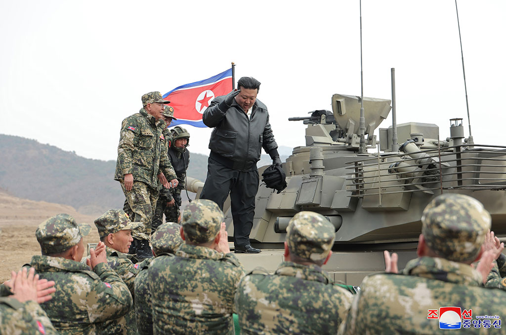 Ким Чен-ун е инспектирал артилерийска оръжейна система и е присъствал на пробна стрелба