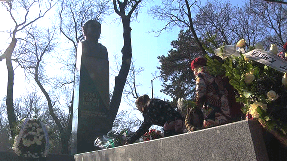 Oфицери от армията положиха цветя пред новия паметник на Левски