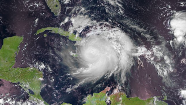 Расте броят на жертвите от ураганът Матю. Флорида се евакуира