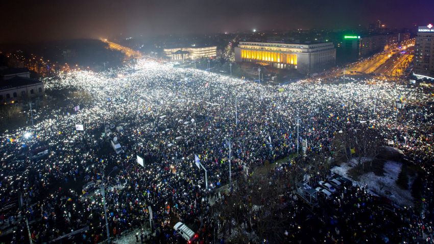 Протестите в Румъния – правителството в опит да тушира напрежение