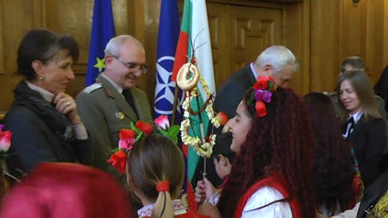 Традиционно за Ромската Нова година ученици поздравиха ръководния елит на МО